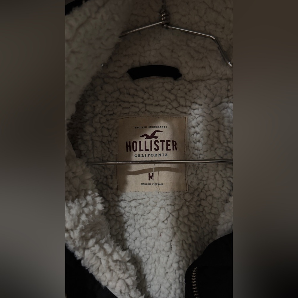 Hollister women’s black color jacket size med has a hoodie - Picture 10 of 16